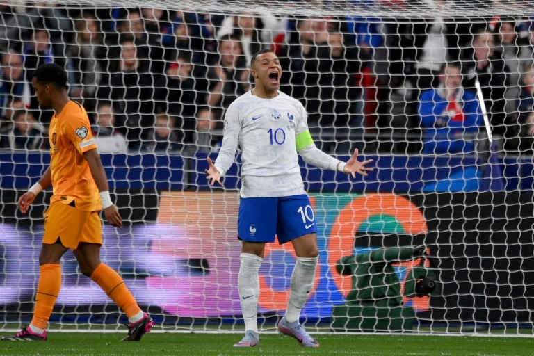 Kylian Mbappe feiert, nachdem er am Freitag beim 4:0-Sieg Frankreichs gegen die Niederlande in der Qualifikation zur Euro 2024 eines seiner beiden Tore erzielt hat Kylian Mbappe feiert, nachdem er am Freitag beim 4:0-Sieg Frankreichs gegen die Niederlande in der Qualifikation zur Euro 2024 eines seiner beiden Tore erzielt hat