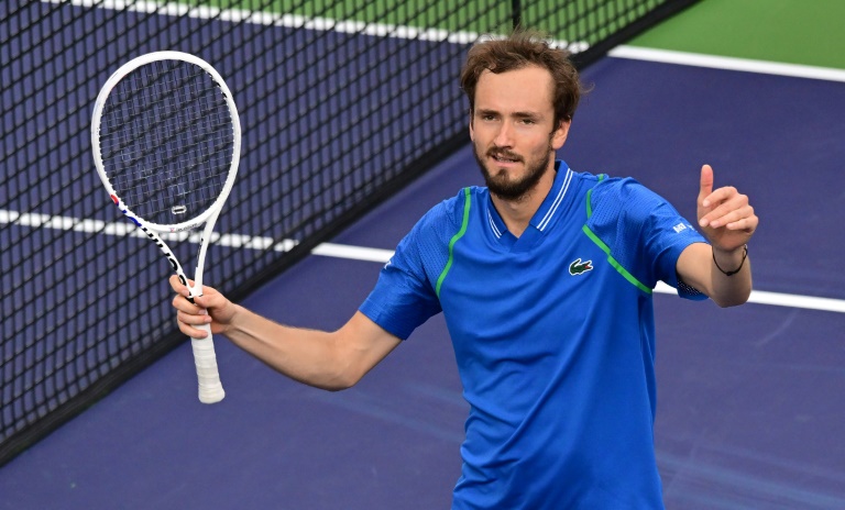 Der Russe Daniil Medvedev feiert den Sieg über den Deutschen Alexander Zverev in der vierten Runde in Indian Wells Der Russe Daniil Medvedev feiert den Sieg über den Deutschen Alexander Zverev in der vierten Runde in Indian Wells