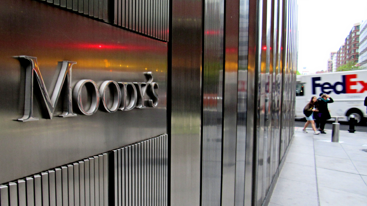 Moody's stuft den US-Bankensektor nach dem Zusammenbruch von drei großen Banken auf negativ herab