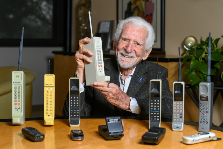 Martin Cooper – ein Mann, der als „Vater des Handys“ bezeichnet wird – leitete das Team, das das erste funktionierende Mobiltelefon entwickelte Martin Cooper – ein Mann, der als „Vater des Handys“ bezeichnet wird – leitete das Team, das das erste funktionierende Mobiltelefon entwickelte