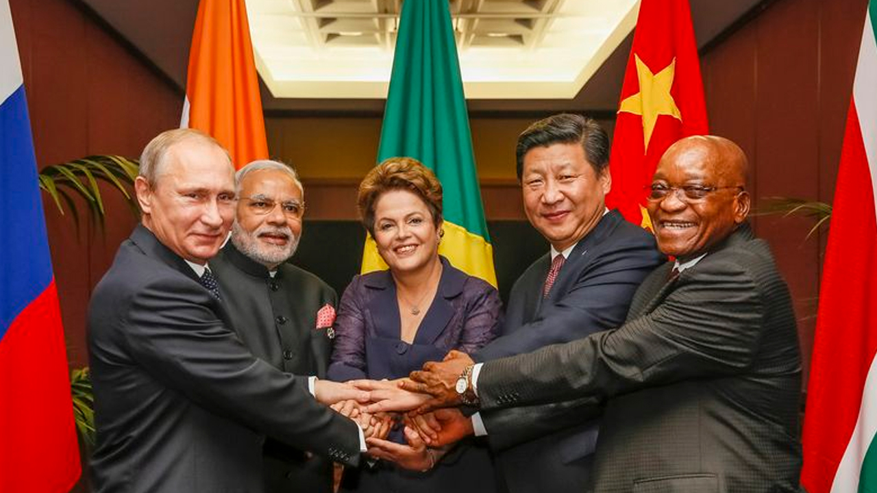 Ölgeschäfte zwischen Indien und Russland brechen Dollar-Dominanz im internationalen Handel weg