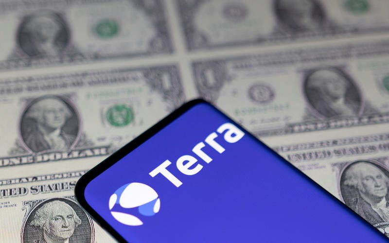 DATEIFOTO: Ein Smartphone mit dem Terra-Logo wird in dieser Abbildung, die am 11. Mai 2022 aufgenommen wurde, auf angezeigten US-Dollar platziert. (Reuters) DATEIFOTO: Ein Smartphone mit dem Terra-Logo wird in dieser Abbildung, die am 11. Mai 2022 aufgenommen wurde, auf angezeigten US-Dollar platziert. (Reuters)