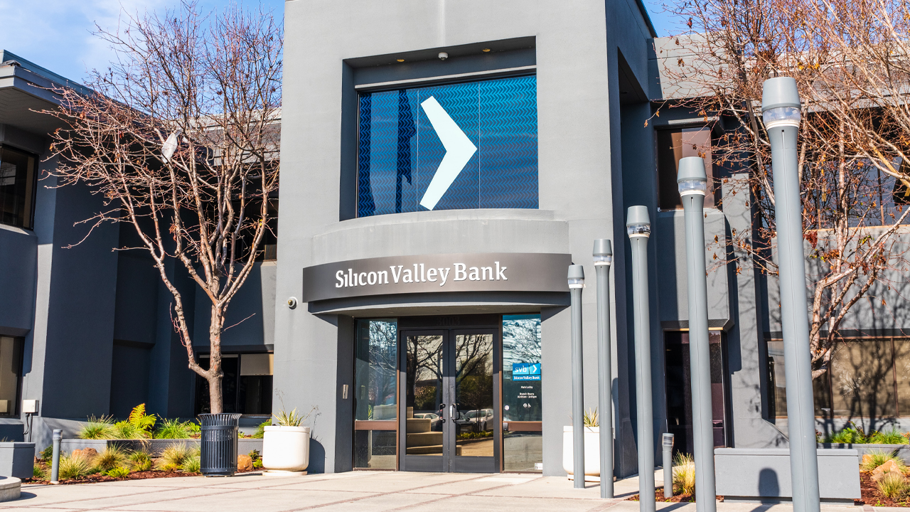 US-Aufsichtsbehörden schließen die Silicon Valley Bank in einer der größten Bankenpleiten seit Washington Mutual