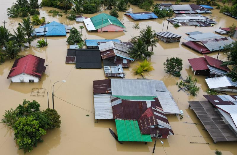 Eine Luftaufnahme zeigt am Samstag überflutete Häuser in Yong Peng im malaysischen Bundesstaat Johor. (Foto: AFP) Eine Luftaufnahme zeigt am Samstag überflutete Häuser in Yong Peng im malaysischen Bundesstaat Johor. (Foto: AFP)