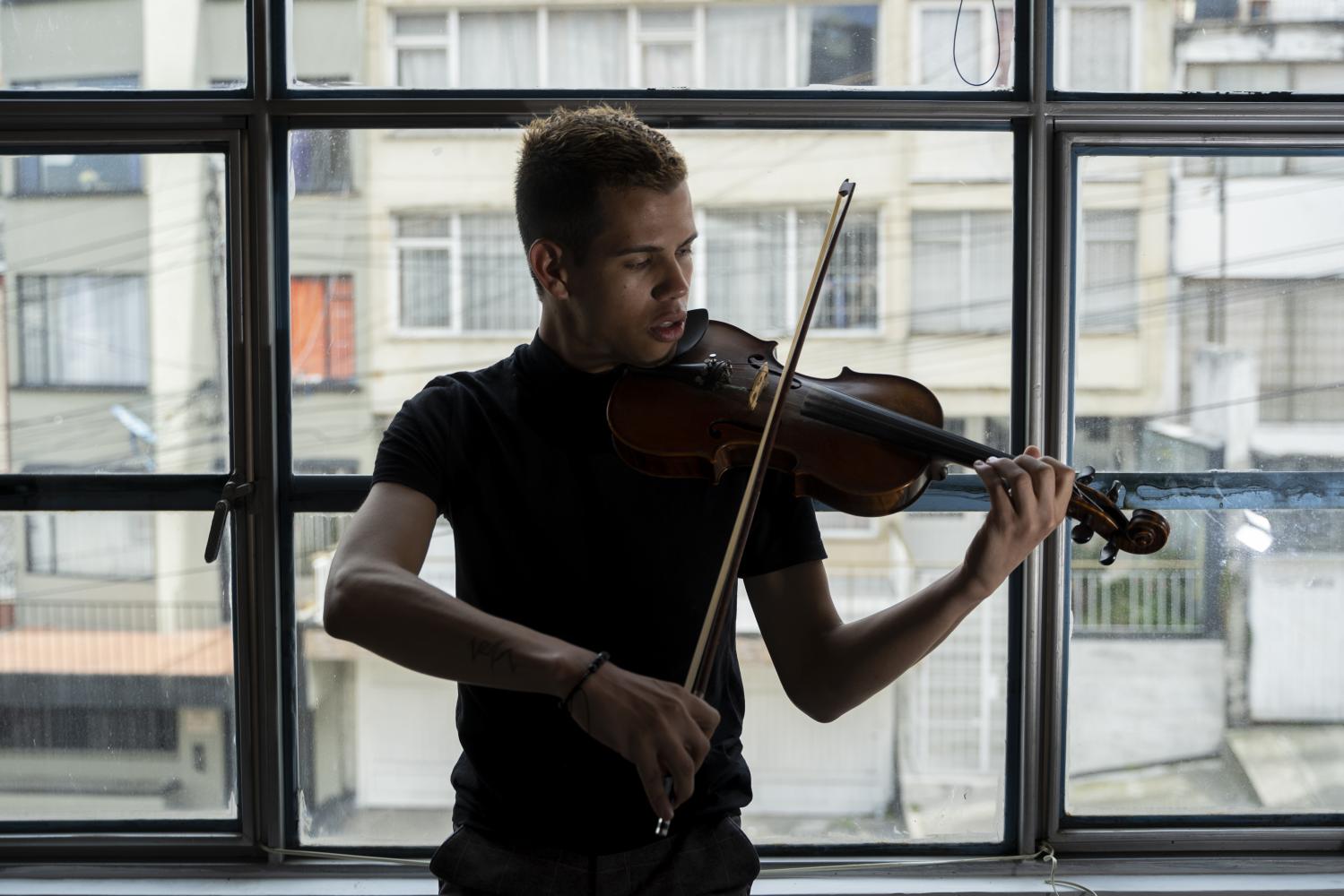 Victor Rojas, ein venezolanischer Geiger, am 25. Januar in seinem Haus in Bogota, Kolumbien. Fotos: Nathalia Angarita/nyt