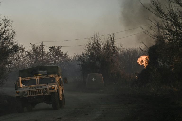 Phosphorhaltige Waffen sind Brandwaffen, deren Einsatz gegen Zivilisten verboten ist, die aber gegen militärische Ziele eingesetzt werden können. Phosphorhaltige Waffen sind Brandwaffen, deren Einsatz gegen Zivilisten verboten ist, die aber gegen militärische Ziele eingesetzt werden können.