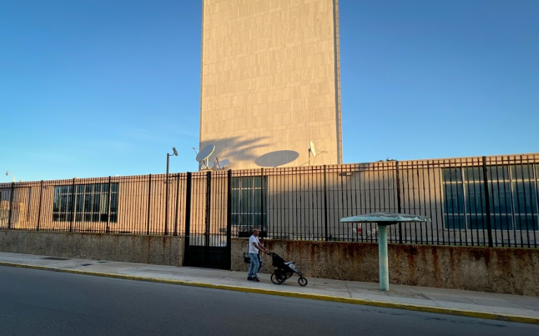 Ein Mann geht am 4. Januar 2023 an der US-Botschaft in Havanna vorbei Ein Mann geht am 4. Januar 2023 an der US-Botschaft in Havanna vorbei