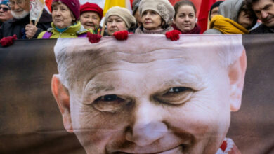 Demonstranten in Polen verteidigen den verstorbenen Papst Johannes Paul II
