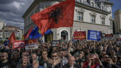 Tausende demonstrieren vor dem Kriegsverbrecherprozess zur Unterstützung des Ex-Kosovo-Führers