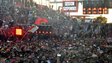 Australische Fans dringen vor dem Ende des Grand Prix in die F1-Strecke ein