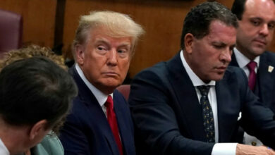 Mit hochgezogenen Schultern und geschürzten Lippen spielt Donald Trump die Verteidigung