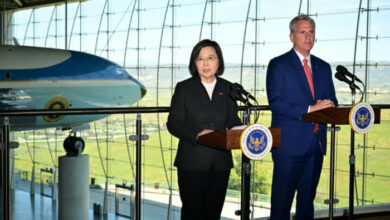 China schickt am zweiten Tag Kriegsschiffe und Flugzeuge um Taiwan herum