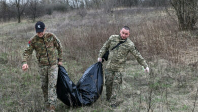 Die ukrainischen Truppen sammeln die Toten des Feindes