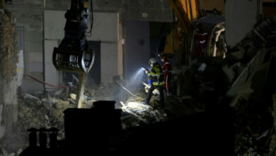 Zwei Leichen, die in einem französischen Gebäude gefunden wurden, stürzen ein, während die Rettungsbemühungen fortgesetzt werden