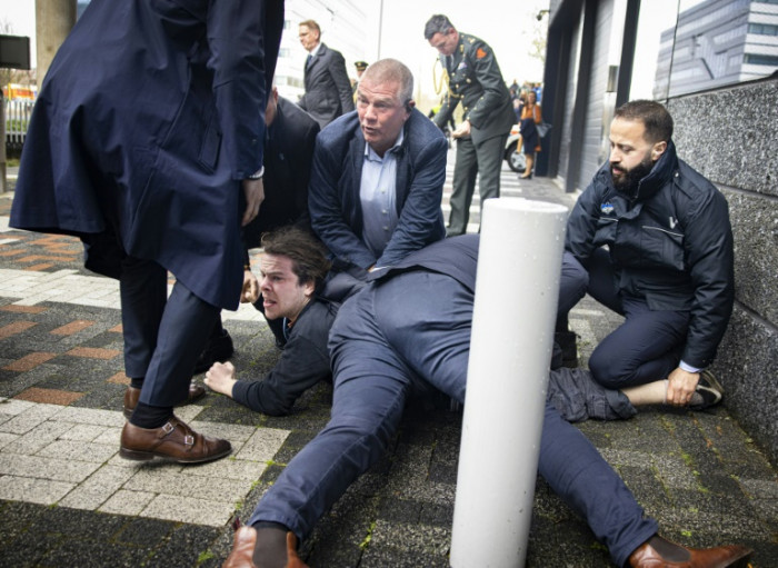 Anti-Macron-Demonstranten in Amsterdam festgehalten