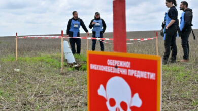 Bauer in der Ukraine riskiert sein Leben, als er Granaten von Feldern räumt