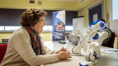 Roboter erproben Altenpflege