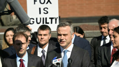 Fox sieht sich trotz Einigung mit dem Fleck der „Desinformationsmaschine“ konfrontiert