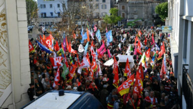 Tränengasfeuer, als Macron einer feindseligen Menge gegenübersteht