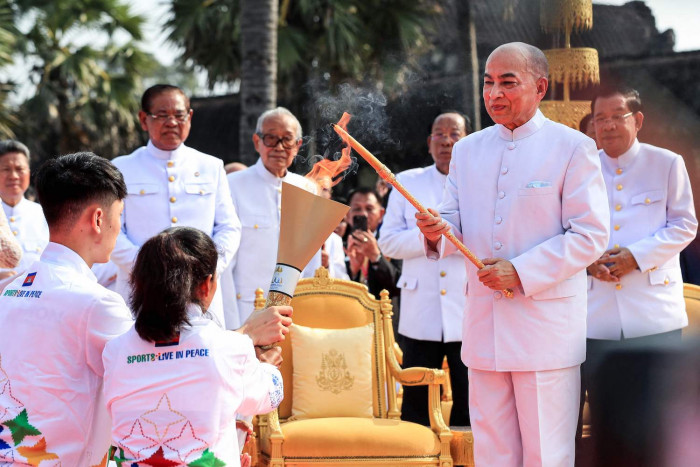 Hun Sen belohnt Mann, der sich für königliche Beleidigung entschuldigt hat
