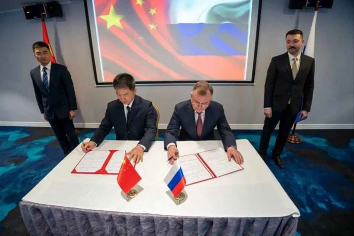 China und Russland unterzeichnen ein Abkommen über die Durchsetzung des Seerechts, während die militärische Aufrüstung in der Arktis zunimmt
