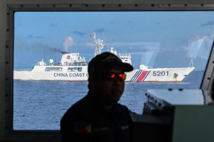 China und die Philippinen handeln mit Widerhaken, nachdem Schiffe fast kollidiert sind