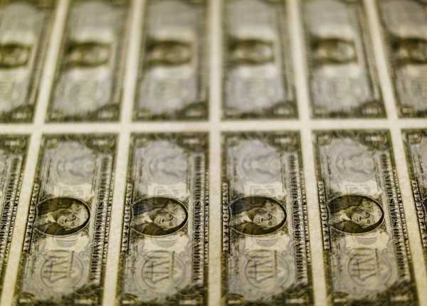 Der Dollar fällt auf ein Zweimonatstief, nachdem sich die US-Inflation abgekühlt hat