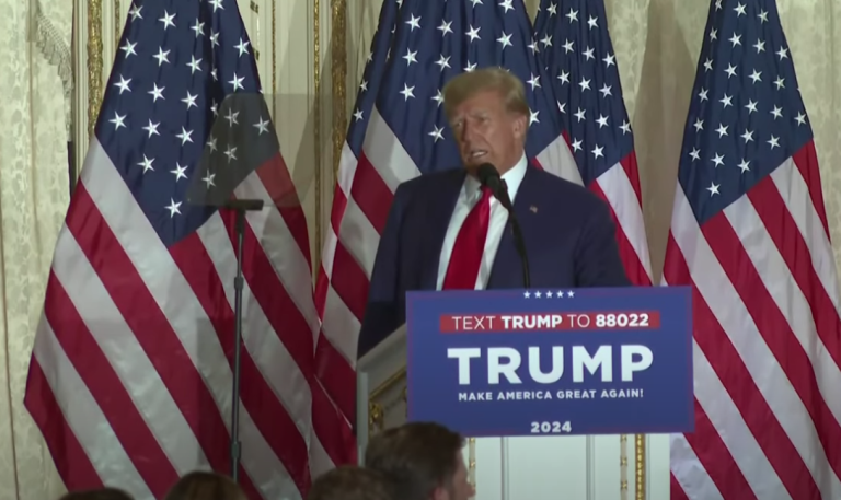 Der frühere US-Präsident Donald Trump sagt, China „versucht, den Dollar als Währung Nummer eins zu ersetzen“ Der frühere US-Präsident Donald Trump sagt, China „versucht, den Dollar als Währung Nummer eins zu ersetzen“