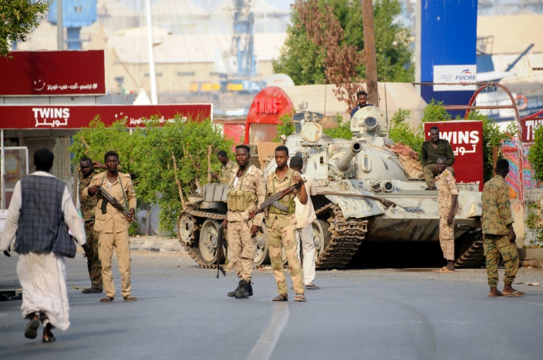 Soldaten der sudanesischen Armee, loyal zu Armeechef Abdel Fattah al-Burhan, besetzen eine Position in der Stadt Port Sudan am Roten Meer Soldaten der sudanesischen Armee, loyal zu Armeechef Abdel Fattah al-Burhan, besetzen eine Position in der Stadt Port Sudan am Roten Meer