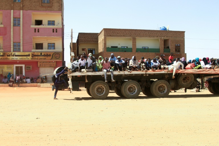 Menschen, die vor dem Konflikt in der sudanesischen Hauptstadt Khartum fliehen, drängen sich auf einen Lastwagen, um die Stadt zu verlassen. (Foto: AFP) Menschen, die vor dem Konflikt in der sudanesischen Hauptstadt Khartum fliehen, drängen sich auf einen Lastwagen, um die Stadt zu verlassen. (Foto: AFP)