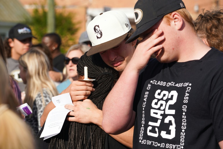 Trauernde nehmen am 16. April 2023 an einer Mahnwache vor einer Kirche in Dadeville, Alabama, teil, einen Tag nachdem bei einer Massenerschießung auf der Geburtstagsfeier eines Teenagers vier Menschen getötet und 28 weitere verletzt worden waren Trauernde nehmen am 16. April 2023 an einer Mahnwache vor einer Kirche in Dadeville, Alabama, teil, einen Tag nachdem bei einer Massenerschießung auf der Geburtstagsfeier eines Teenagers vier Menschen getötet und 28 weitere verletzt worden waren
