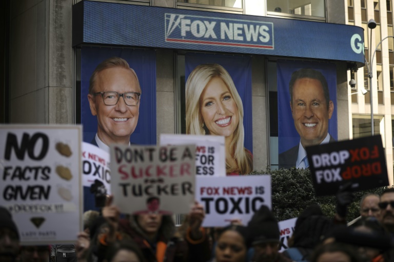 Demonstranten vor Fox News, das von Dominion Voting Systems auf 1,6 Milliarden Dollar verklagt wurde. Demonstranten vor Fox News, das von Dominion Voting Systems auf 1,6 Milliarden Dollar verklagt wurde.