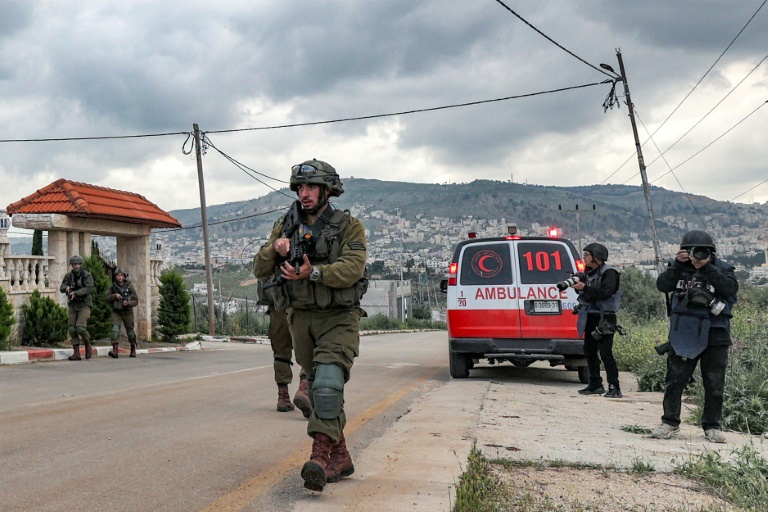 Israelische Truppen und Journalisten in der Nähe eines Krankenwagens in der Siedlung Elon Moreh im besetzten Westjordanland Israelische Truppen und Journalisten in der Nähe eines Krankenwagens in der Siedlung Elon Moreh im besetzten Westjordanland