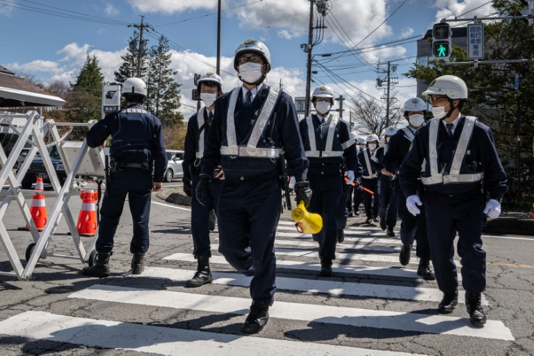 Japans Premierminister hat einen Tag, nachdem er während einer Rede mit Sprengstoff beworfen worden war, verstärkte Sicherheitsvorkehrungen gefordert.