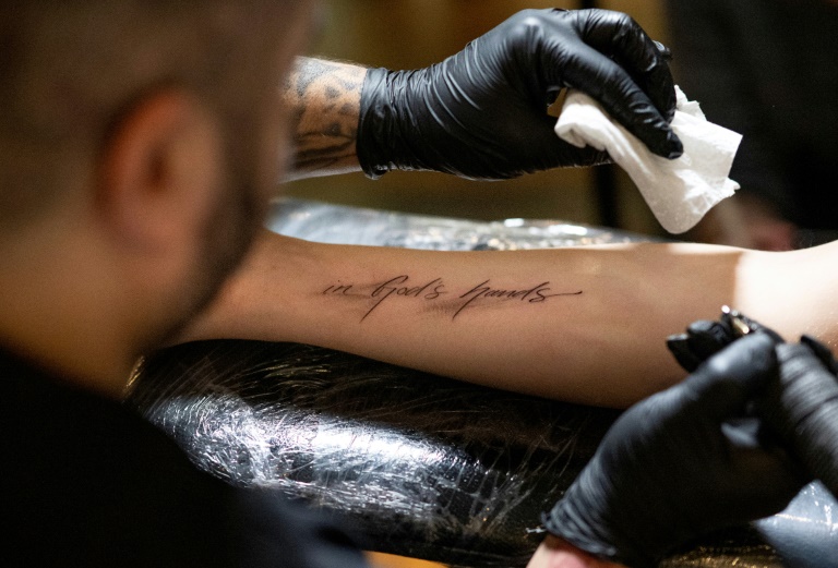 Die Dutzenden verfügbaren Plätze für drei kostenlose Tattoos wurden aufgrund der hohen Nachfrage in einer Lotterie verteilt