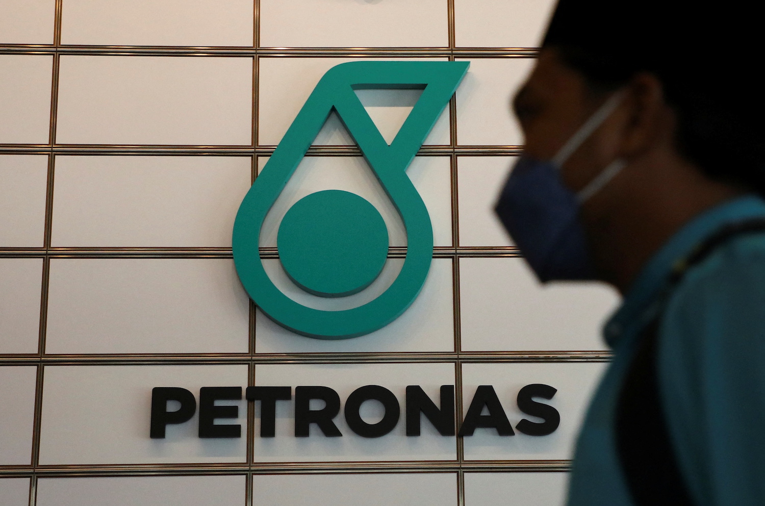 Petronas betreibt Öl- und Gasfelder in Malaysias ausschließlicher Wirtschaftszone und hatte in den letzten Jahren mehrere Begegnungen mit chinesischen Schiffen. (Foto der Reuters-Datei) Petronas betreibt Öl- und Gasfelder in Malaysias ausschließlicher Wirtschaftszone und hatte in den letzten Jahren mehrere Begegnungen mit chinesischen Schiffen. (Foto der Reuters-Datei)
