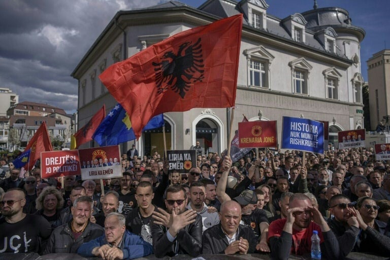 Zusammen mit drei weiteren Angeklagten wird der ehemalige Präsident Hashim Thaci wegen Verbrechen wie Mord, Folter und Verfolgung angeklagt Zusammen mit drei weiteren Angeklagten wird der ehemalige Präsident Hashim Thaci wegen Verbrechen wie Mord, Folter und Verfolgung angeklagt