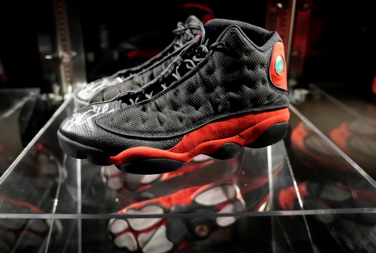 Michael Jordans 1998er NBA Finals Air Jordan 13 wurde bei einer Auktion für eine Rekordsumme von 2,2 Millionen Dollar verkauft, sagte Sotheby's. Michael Jordans 1998er NBA Finals Air Jordan 13 wurde bei einer Auktion für eine Rekordsumme von 2,2 Millionen Dollar verkauft, sagte Sotheby's.