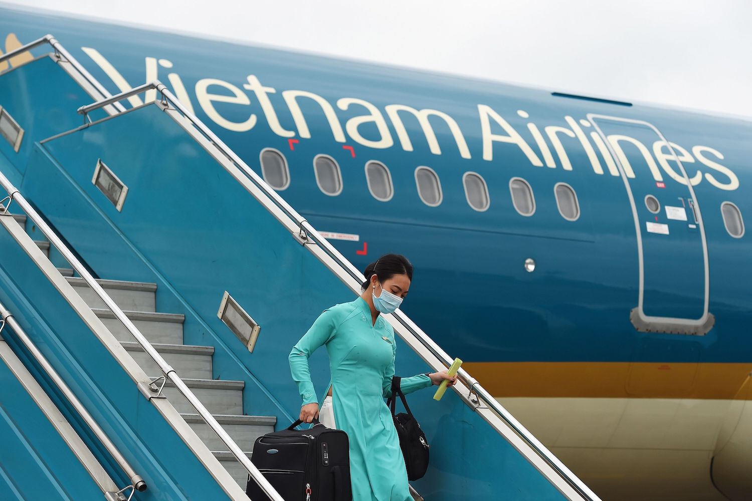 Ein Flugbegleiter von Vietnam Airlines steigt im März 2020 am Noi Bai International Airport in Hanoi von einem Rückflug aus Taiwan aus. (Foto der AFP-Datei)