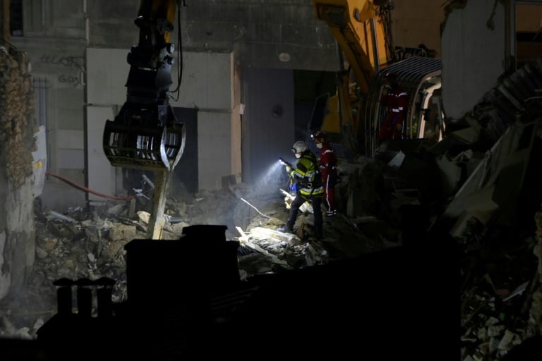 Einsatzkräfte setzten die Rettungsarbeiten in der Nacht mit Hilfe eines Krans und Flutlicht fort Einsatzkräfte setzten die Rettungsarbeiten in der Nacht mit Hilfe eines Krans und Flutlicht fort
