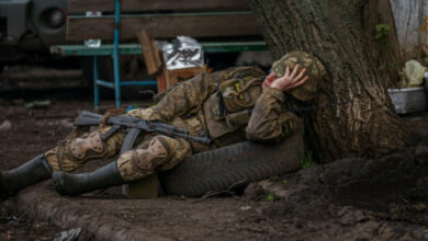 Ukrainische Truppen graben Gräben aus, die Ziel russischer Angriffe sind