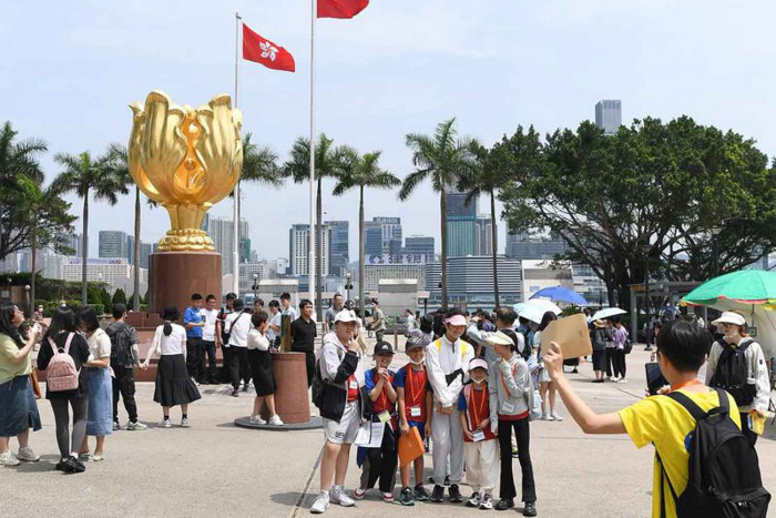 Hongkong umarmt während der Feiertage zum Arbeitertag Massen von Touristen