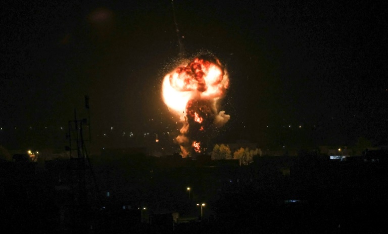 Ein Feuerball steigt über der Stadt Rafah in Gaza auf, nachdem Israel einen Luftangriff vor der Morgendämmerung durchgeführt hat, Stunden bevor die militante palästinensische Gruppe Islamischer Dschihad einen Waffenstillstand verkündet Ein Feuerball steigt über der Stadt Rafah in Gaza auf, nachdem Israel einen Luftangriff vor der Morgendämmerung durchgeführt hat, Stunden bevor die militante palästinensische Gruppe Islamischer Dschihad einen Waffenstillstand verkündet