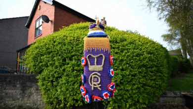 Britische „Yarnbombers“ häkeln für die Krönung