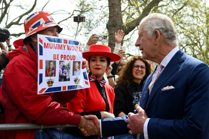 König Charles begrüßt königliche Fans, während die Krönungsbegeisterung zunimmt