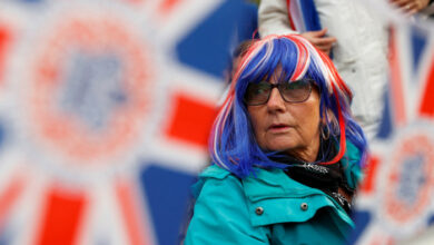 Frühaufsteher bringen die UK-Krönungsparty in Schwung