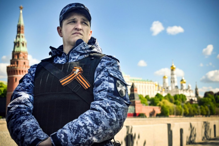 Russen begehen den Tag des Sieges im Schatten der Ukraine