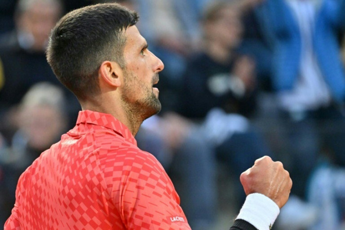 Der träge Djokovic kämpft um den Rom-Sieg, Swiatek hat einen perfekten Start