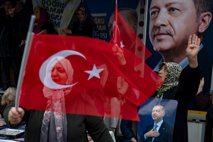Erdogan leitet Gebete, während er für das politische Leben kämpft