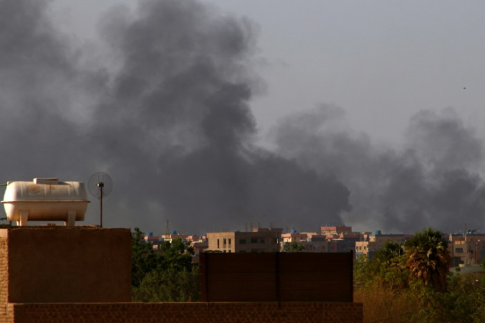 Luftangriffe, Kampfhandlungen, während der einwöchige Waffenstillstand im Sudan offiziell beginnt